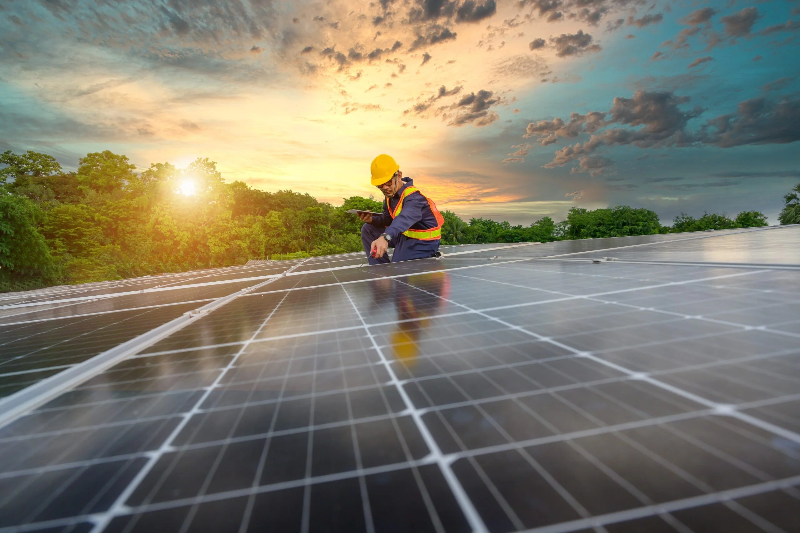 instalador de placas solares trabajando